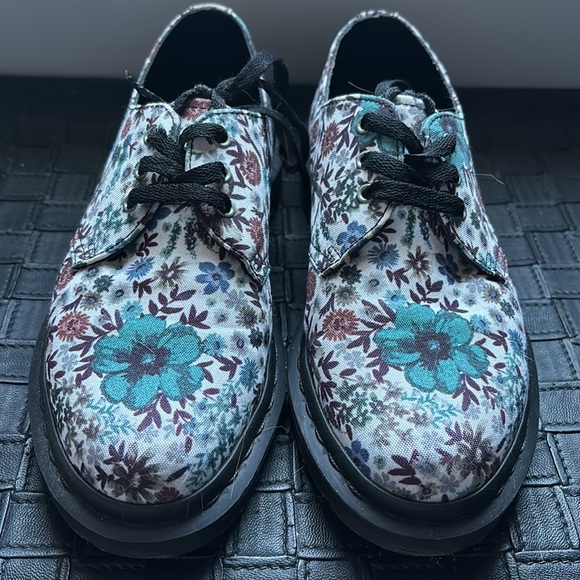 Light worn Dr. Martens Lester W7. - Picture 2 of 6